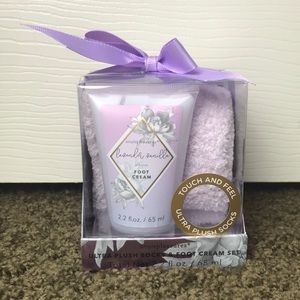 ‼️PRICE FINAL‼️Ultra Plush Socks & Foot Cream Set!